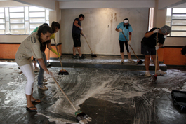 Jovens fazem limpeza no Vale do Cuiabá.