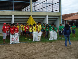 Adolescentes participam de jogos durante as férias.