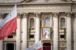 A foto oficial do Papa João Paulo II, na fachada de São Pedro.