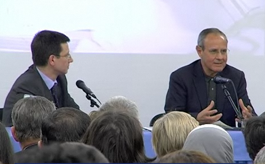 Julián Carrón durante o encontro de inauguração.<br>  À esquerda, Alberto Bonfanti, presidente da Portofranco.