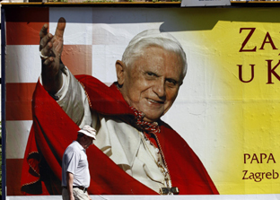 Cartaz anunciando a visita de Bento XVI.