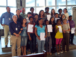 O grupo de mães da São Charbel<br> recebe diploma do curso de costura.