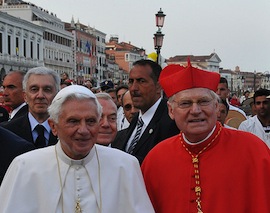 O cardeal Scola com Bento XVI em Veneza.