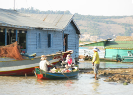 Um vilarejo próximo a Tonle Sap, em Camboja.