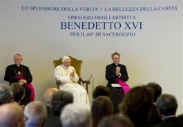 Bento XVI durante o encontro com os artistas.