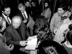 Dom Giussani com estudantes, em março de 1988.