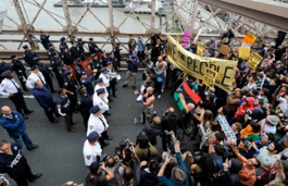 Os ''indignados'' bloqueiam a ponte do Brooklyn.