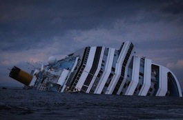 O Costa Concordia tombado próximo à Ilha de Giglio.