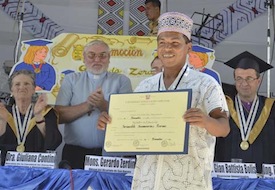 A cerimônia de formatura na Universidade de Atalaya.