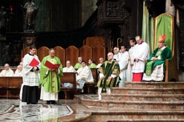 Padre Carrón lê a sua saudação ao Cardeal Scola<br> (foto de Pino Franchino).