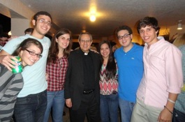 Padre Julián Carrón com alguns jovens de Miami.