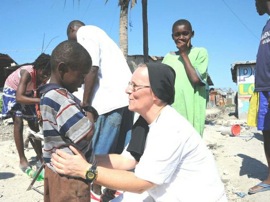 Irmã Marcella junto com as crianças no Haiti.