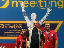 Padre Benoit com dois voluntários do Meeting.