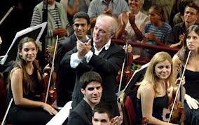 O maestro Daniel Barenboim e orquestra