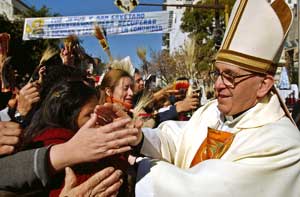 O cardeal Bergoglio entre os fiéis de Buenos Aires.