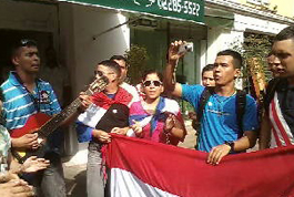 Peregrinos se encontram e cantam juntos nas ruas.