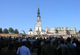 Peregrinos diante do santuário de Czestochowa.