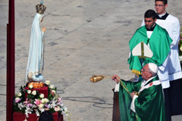 Papa Francisco e N. Sra. de Fátima.