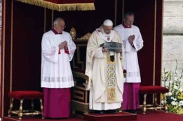 Papa Francisco segurando as relíquias de São Pedro.