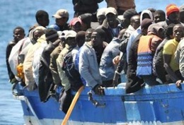 Imigrantes chegam em Lampedusa.