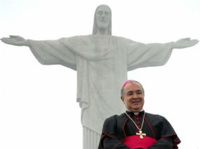 Dom Orani diante da estátua do Corcovado (© ArqRio)