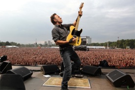 Bruce Springsteen em um concerto beneficente.