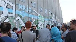 Uma visita guiada ao Muro entre Israel e a Palestina.