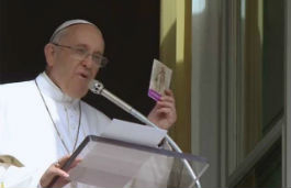 Papa Francisco com o livro ''Salvaguarda o coração''.