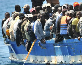 Um barco lotado de refugiados.