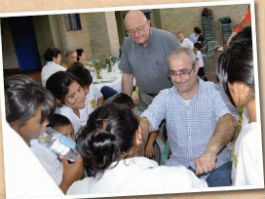 Brincadeiras com as crianças da escola.