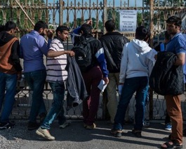 Refugiados diante do quartel de Udine.