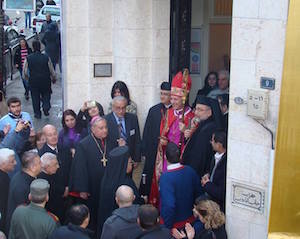 A entrada da igreja de São Francisco, em Aleppo,<br>  pouco antes da abertura da Porta Santa.