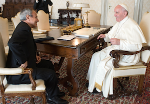 Padre Carrón em audiência com o Papa Francisco<br> (Foto: Osservatore romano).