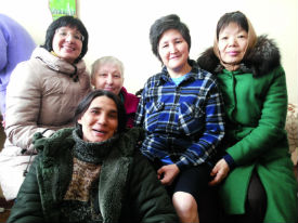 Os amigos da caritativa com Gianna<br> (a segunda a partir da direita).