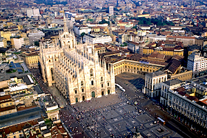 Praça Duomo, em Milão, na região da Lombardia.