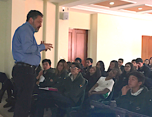 Franco Nembrini, com os rapazes da Escola de Bogotá