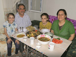 A família de Myriam: a irmã Zumoruod (esq), <br>o pai Waleed, Myriam e a mãe Alice.