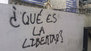 Um muro em um estacionamento de Caracas