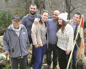 Da esquerda: o avô Michael, o filho mais velho Tommy,<br> a mãe Caroline, papai Martin, Josephine e Charbel.